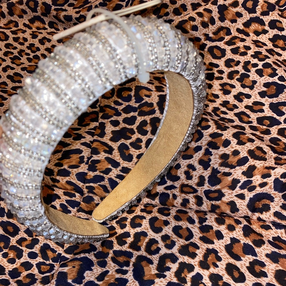 NWT Natasha Couture White and Gray Rhinestone headband pics don’t do justice.